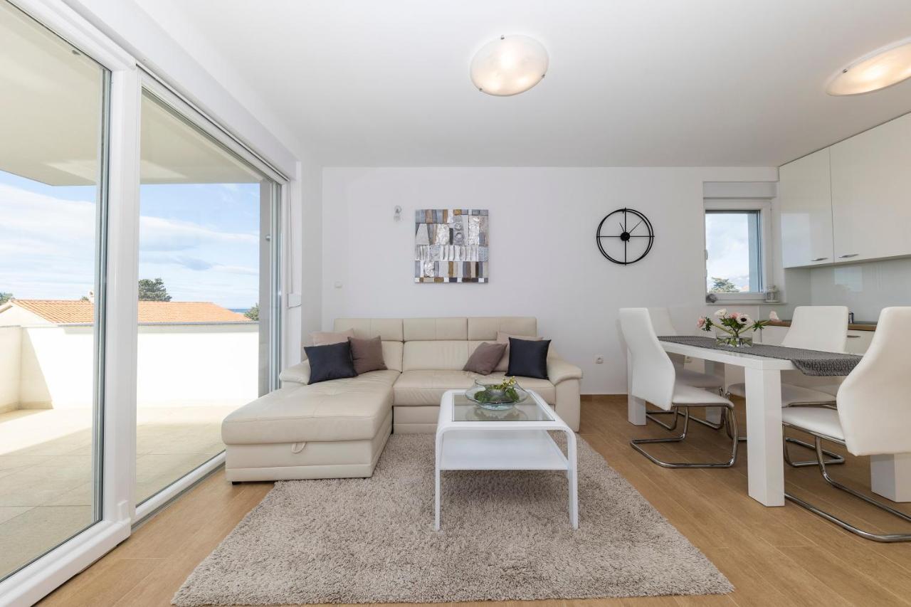 Lace Apartment *